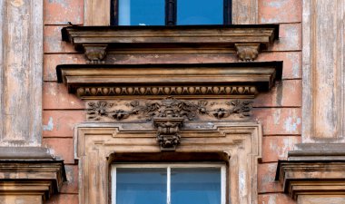 Bu tarihi binanın dış cephesinde bazı karakterleri, hayvanları ya da çiçekleri temsil eden renk detaylarıyla çekildi. Riga, Letonya, Avrupa 'da geçiyor