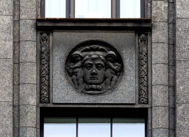 Bu tarihi binanın dış cephesinde bazı karakterleri, hayvanları ya da çiçekleri temsil eden renk detaylarıyla çekildi. Riga, Letonya, Avrupa 'da geçiyor