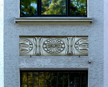 Bu tarihi binanın dış cephesinde bazı karakterleri, hayvanları ya da çiçekleri temsil eden renk detaylarıyla çekildi. Riga, Letonya, Avrupa 'da geçiyor