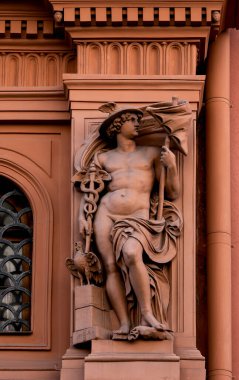 Bu tarihi binanın dış cephesinde bazı karakterleri, hayvanları ya da çiçekleri temsil eden renk detaylarıyla çekildi. Riga, Letonya, Avrupa 'da geçiyor