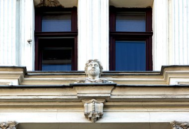 Bu tarihi binanın dış cephesinde bazı karakterleri, hayvanları ya da çiçekleri temsil eden renk detaylarıyla çekildi. Riga, Letonya, Avrupa 'da geçiyor