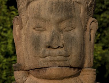 Bu tarihi binanın dış cephesinde bazı karakterleri, hayvanları ya da çiçekleri temsil eden renk detaylarıyla çekildi. Siem Riep, Angkor Wat, Kamboçya, Asya 'da geçiyor.
