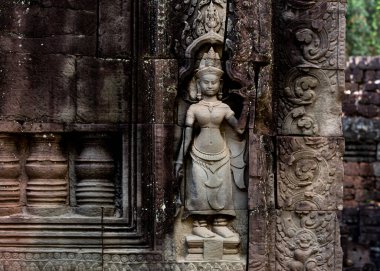 Bu tarihi binanın dış cephesinde bazı karakterleri, hayvanları ya da çiçekleri temsil eden renk detaylarıyla çekildi. Siem Riep, Angkor Wat, Kamboçya, Asya 'da geçiyor.
