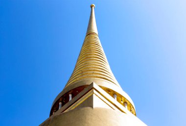 Bu tarihi binanın dış cephesinde bazı karakterleri, hayvanları ya da çiçekleri temsil eden renk detaylarıyla çekildi. Bangkok, Tayland, Asya 'da geçiyor.