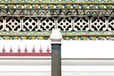 Bu tarihi binanın dış cephesinde bazı karakterleri, hayvanları ya da çiçekleri temsil eden renk detaylarıyla çekildi. Bangkok, Tayland, Asya 'da geçiyor.
