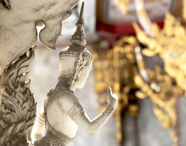 Bu tarihi binanın dış cephesinde bazı karakterleri, hayvanları ya da çiçekleri temsil eden renk detaylarıyla çekildi. Bangkok, Tayland, Asya 'da geçiyor.