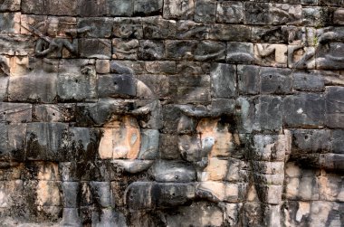 Bu tarihi binanın dış cephesinde bazı karakterleri, hayvanları ya da çiçekleri temsil eden renk detaylarıyla çekildi. Siem Riep, Angkor Wat, Kamboçya, Asya 'da geçiyor.