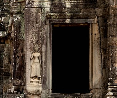 Bu tarihi binanın dış cephesinde bazı karakterleri, hayvanları ya da çiçekleri temsil eden renk detaylarıyla çekildi. Siem Riep, Angkor Wat, Kamboçya, Asya 'da geçiyor.