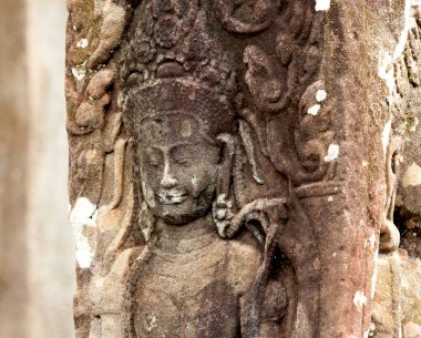 Bu tarihi binanın dış cephesinde bazı karakterleri, hayvanları ya da çiçekleri temsil eden renk detaylarıyla çekildi. Siem Riep, Angkor Wat, Kamboçya, Asya 'da geçiyor.