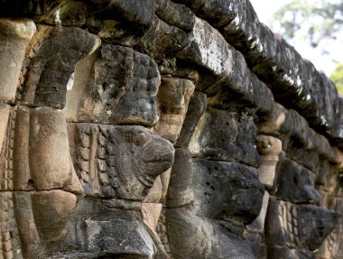 Bu tarihi binanın dış cephesinde bazı karakterleri, hayvanları ya da çiçekleri temsil eden renk detaylarıyla çekildi. Siem Riep, Angkor Wat, Kamboçya, Asya 'da geçiyor.