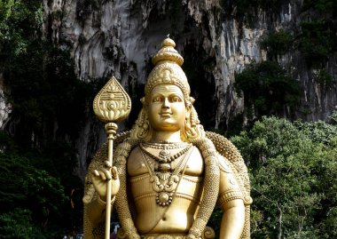 Bu tarihi binanın dış cephesinde bazı karakterleri, hayvanları ya da çiçekleri temsil eden renk detaylarıyla çekildi. Kuala Lumpur, Malezya, Asya 'da geçiyor.