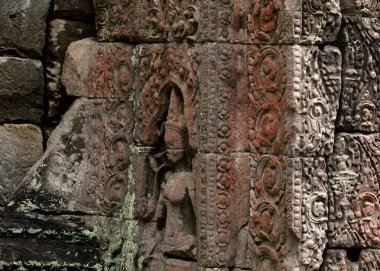 Bu tarihi binanın dış cephesinde bazı karakterleri, hayvanları ya da çiçekleri temsil eden renk detaylarıyla çekildi. Siem Riep, Angkor Wat, Kamboçya, Asya 'da geçiyor.