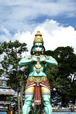 Bu tarihi binanın dış cephesinde bazı karakterleri, hayvanları ya da çiçekleri temsil eden renk detaylarıyla çekildi. Kuala Lumpur, Malezya, Asya 'da geçiyor.