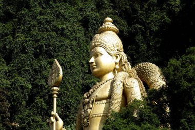 Bu tarihi binanın dış cephesinde bazı karakterleri, hayvanları ya da çiçekleri temsil eden renk detaylarıyla çekildi. Kuala Lumpur, Malezya, Asya 'da geçiyor.