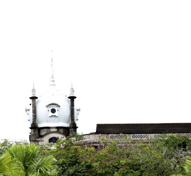 Bu tarihi binanın dış cephesinde bazı karakterleri, hayvanları ya da çiçekleri temsil eden renk detaylarıyla çekildi. Kuala Lumpur, Malezya, Asya 'da geçiyor.