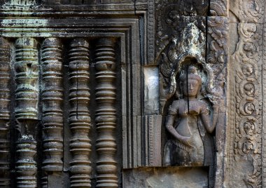 Bu tarihi binanın dış cephesinde bazı karakterleri, hayvanları ya da çiçekleri temsil eden renk detaylarıyla çekildi. Siem Riep, Angkor Wat, Kamboçya, Asya 'da geçiyor.