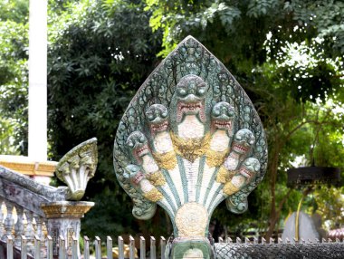 Bu tarihi binanın dış cephesinde bazı karakterleri, hayvanları ya da çiçekleri temsil eden renk detaylarıyla çekildi. Siem Riep, Angkor Wat, Kamboçya, Asya 'da geçiyor.