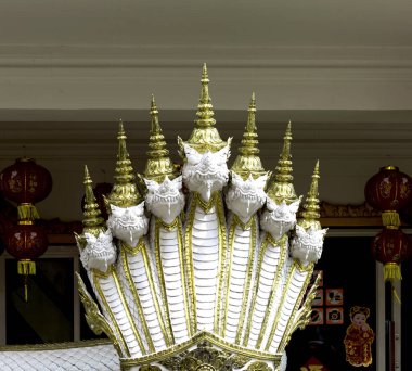 Bu tarihi binanın dış cephesinde bazı karakterleri, hayvanları ya da çiçekleri temsil eden renk detaylarıyla çekildi. Bangkok, Tayland, Asya 'da geçiyor.