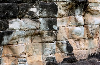 Bu tarihi binanın dış cephesinde bazı karakterleri, hayvanları ya da çiçekleri temsil eden renk detaylarıyla çekildi. Siem Riep, Angkor Wat, Kamboçya, Asya 'da geçiyor.