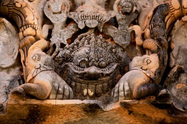 Bu tarihi binanın dış cephesinde bazı karakterleri, hayvanları ya da çiçekleri temsil eden renk detaylarıyla çekildi. Siem Riep, Angkor Wat, Kamboçya, Asya 'da geçiyor.