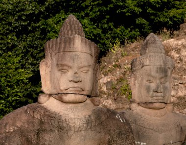 Bu tarihi binanın dış cephesinde bazı karakterleri, hayvanları ya da çiçekleri temsil eden renk detaylarıyla çekildi. Siem Riep, Angkor Wat, Kamboçya, Asya 'da geçiyor.
