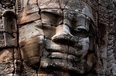 Bu tarihi binanın dış cephesinde bazı karakterleri, hayvanları ya da çiçekleri temsil eden renk detaylarıyla çekildi. Siem Riep, Angkor Wat, Kamboçya, Asya 'da geçiyor.