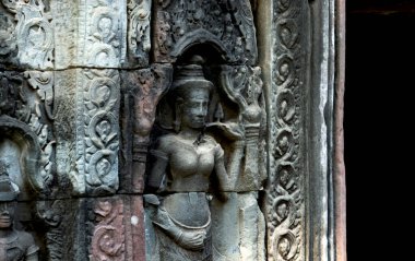 Bu tarihi binanın dış cephesinde bazı karakterleri, hayvanları ya da çiçekleri temsil eden renk detaylarıyla çekildi. Siem Riep, Angkor Wat, Kamboçya, Asya 'da geçiyor.