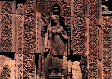 Bu tarihi binanın dış cephesinde bazı karakterleri, hayvanları ya da çiçekleri temsil eden renk detaylarıyla çekildi. Siem Riep, Angkor Wat, Kamboçya, Asya 'da geçiyor.