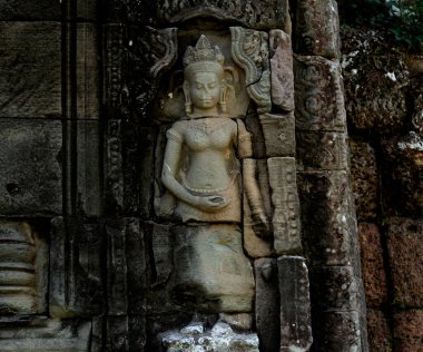 Bu tarihi binanın dış cephesinde bazı karakterleri, hayvanları ya da çiçekleri temsil eden renk detaylarıyla çekildi. Siem Riep, Angkor Wat, Kamboçya, Asya 'da geçiyor.