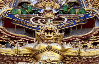 Bu tarihi binanın dış cephesinde bazı karakterleri, hayvanları ya da çiçekleri temsil eden renk detaylarıyla çekildi. Bangkok, Tayland, Asya 'da geçiyor.