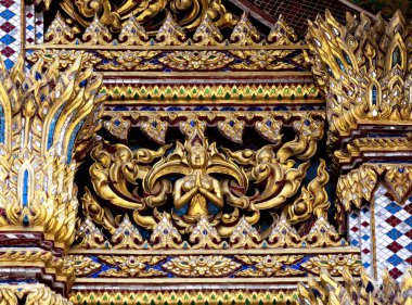 Bu tarihi binanın dış cephesinde bazı karakterleri, hayvanları ya da çiçekleri temsil eden renk detaylarıyla çekildi. Bangkok, Tayland, Asya 'da geçiyor.