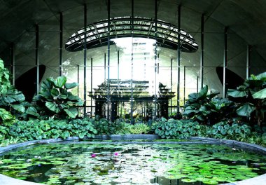 Bu tarihi binanın dış cephesinde bazı karakterleri, hayvanları ya da çiçekleri temsil eden renk detaylarıyla çekildi. Bangkok, Tayland, Asya 'da geçiyor.