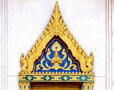 Bu tarihi binanın dış cephesinde bazı karakterleri, hayvanları ya da çiçekleri temsil eden renk detaylarıyla çekildi. Bangkok, Tayland, Asya 'da geçiyor.