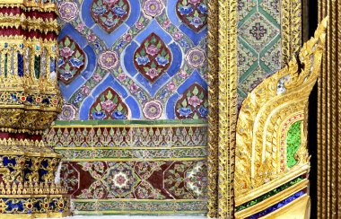 Bu tarihi binanın dış cephesinde bazı karakterleri, hayvanları ya da çiçekleri temsil eden renk detaylarıyla çekildi. Bangkok, Tayland, Asya 'da geçiyor.