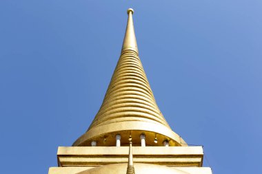 Bu tarihi binanın dış cephesinde bazı karakterleri, hayvanları ya da çiçekleri temsil eden renk detaylarıyla çekildi. Bangkok, Tayland, Asya 'da geçiyor.