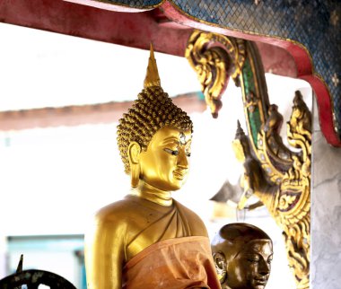 Bu tarihi binanın dış cephesinde bazı karakterleri, hayvanları ya da çiçekleri temsil eden renk detaylarıyla çekildi. Bangkok, Tayland, Asya 'da geçiyor.