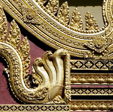 Bu tarihi binanın dış cephesinde bazı karakterleri, hayvanları ya da çiçekleri temsil eden renk detaylarıyla çekildi. Siem Riep, Angkor Wat, Kamboçya, Asya 'da geçiyor.