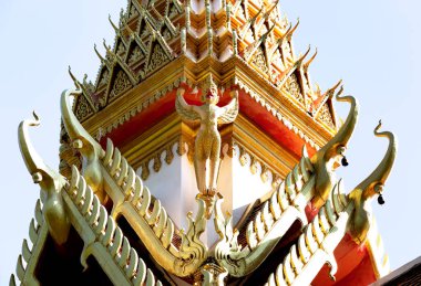 Bu tarihi binanın dış cephesinde bazı karakterleri, hayvanları ya da çiçekleri temsil eden renk detaylarıyla çekildi. Siem Riep, Angkor Wat, Kamboçya, Asya 'da geçiyor.