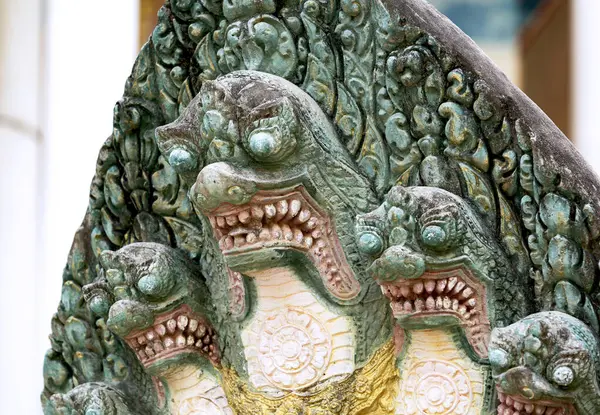 Bu tarihi binanın dış cephesinde bazı karakterleri, hayvanları ya da çiçekleri temsil eden renk detaylarıyla çekildi. Siem Riep, Angkor Wat, Kamboçya, Asya 'da geçiyor.