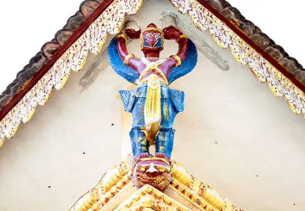 Bu tarihi binanın dış cephesinde bazı karakterleri, hayvanları ya da çiçekleri temsil eden renk detaylarıyla çekildi. Siem Riep, Angkor Wat, Kamboçya, Asya 'da geçiyor.