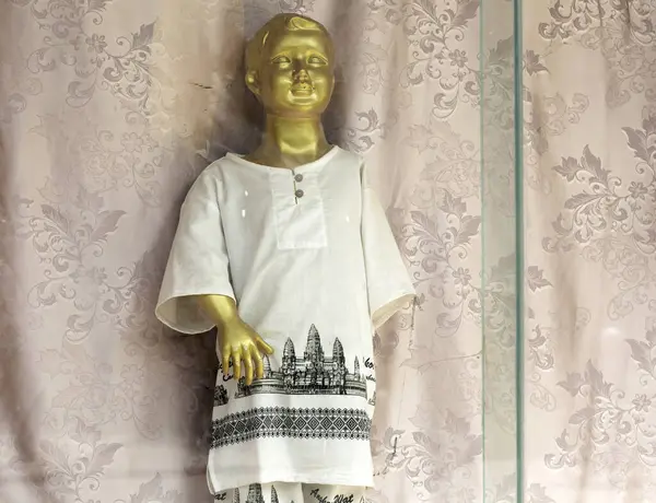 Bu tarihi binanın dış cephesinde bazı karakterleri, hayvanları ya da çiçekleri temsil eden renk detaylarıyla çekildi. Siem Riep, Angkor Wat, Kamboçya, Asya 'da geçiyor.