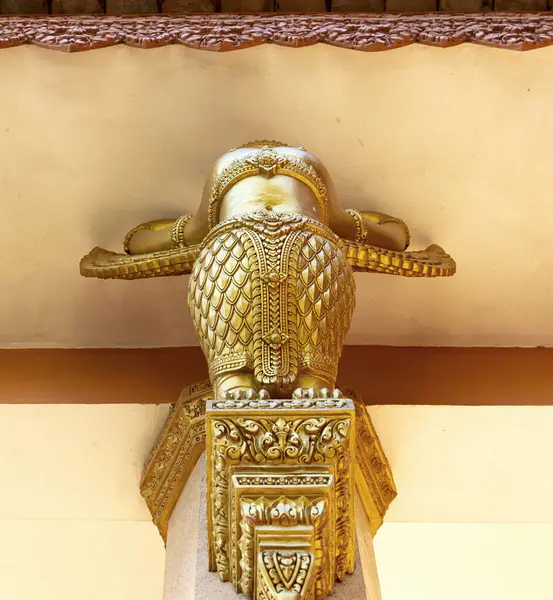 Bu tarihi binanın dış cephesinde bazı karakterleri, hayvanları ya da çiçekleri temsil eden renk detaylarıyla çekildi. Siem Riep, Angkor Wat, Kamboçya, Asya 'da geçiyor.