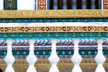 Bu tarihi binanın dış cephesinde bazı karakterleri, hayvanları ya da çiçekleri temsil eden renk detaylarıyla çekildi. Siem Riep, Angkor Wat, Kamboçya, Asya 'da geçiyor.