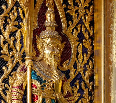 Bu tarihi binanın dış cephesinde bazı karakterleri, hayvanları ya da çiçekleri temsil eden renk detaylarıyla çekildi. Bangkok, Tayland, Asya 'da geçiyor.