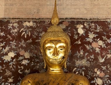 Bu tarihi binanın dış cephesinde bazı karakterleri, hayvanları ya da çiçekleri temsil eden renk detaylarıyla çekildi. Bangkok, Tayland, Asya 'da geçiyor.