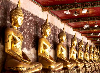 Bu tarihi binanın dış cephesinde bazı karakterleri, hayvanları ya da çiçekleri temsil eden renk detaylarıyla çekildi. Bangkok, Tayland, Asya 'da geçiyor.