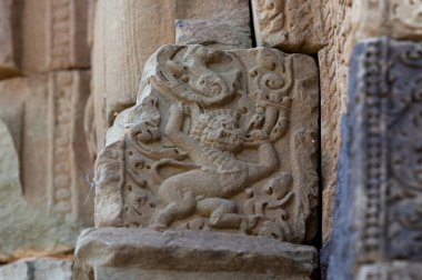 Bu tarihi binanın dış cephesinde bazı karakterleri, hayvanları ya da çiçekleri temsil eden renk detaylarıyla çekildi. Siem Riep, Angkor Wat, Kamboçya, Asya 'da geçiyor.