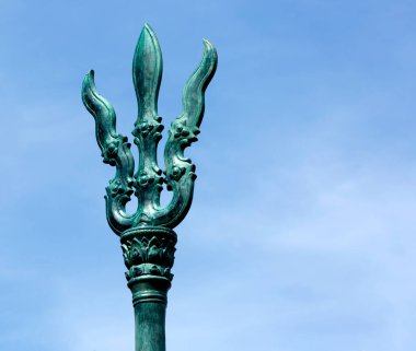 Bu tarihi binanın dış cephesinde bazı karakterleri, hayvanları ya da çiçekleri temsil eden renk detaylarıyla çekildi. Siem Riep, Angkor Wat, Kamboçya, Asya 'da geçiyor.