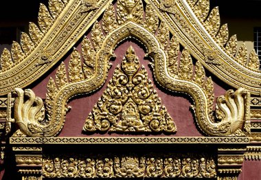 Bu tarihi binanın dış cephesinde bazı karakterleri, hayvanları ya da çiçekleri temsil eden renk detaylarıyla çekildi. Siem Riep, Angkor Wat, Kamboçya, Asya 'da geçiyor.