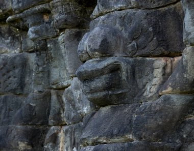 Bu tarihi binanın dış cephesinde bazı karakterleri, hayvanları ya da çiçekleri temsil eden renk detaylarıyla çekildi. Siem Reap, Angkor Wat, Kamboçya, Asya 'da geçiyor.